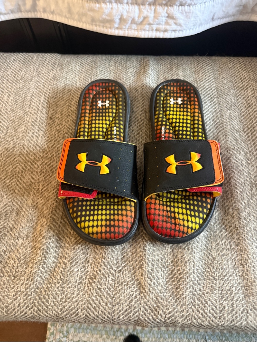 Under Armour men’s Yellow Dot Footbed